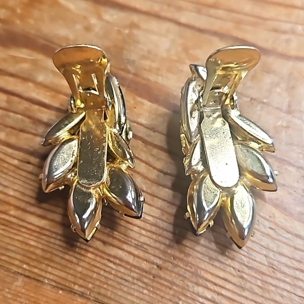 Vintage Goldtone Black, Green & Red Rhinestone Clip On Earrings - Picture 6 of 7
